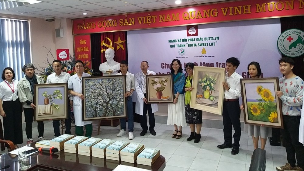 Trao 50 tranh nghệ thuật cho Bệnh viện Đức Giang giúp động viên tinh thần người bệnh