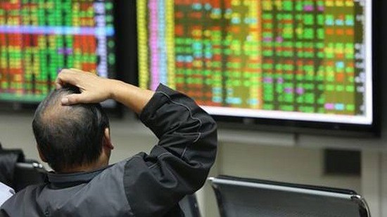 Cơn khủng hoảng tại HOSE: Nhọc nhằn nới chiếc áo cũ đã chật