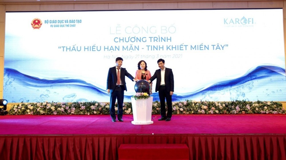 Hỗ trợ 50 triệu lít nước tinh khiết tới học sinh miền Tây mùa hạn mặn
