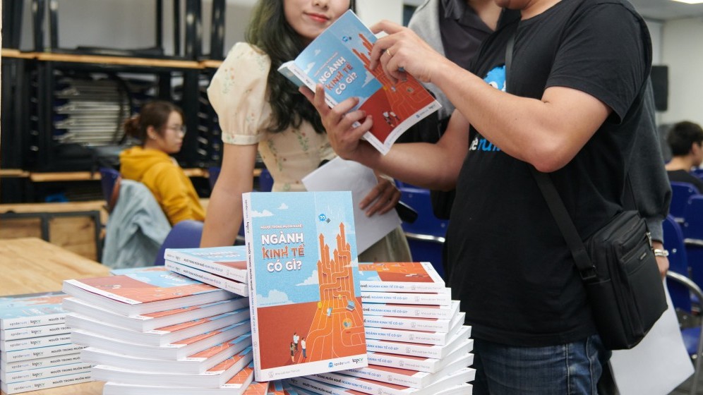 'Người trong muôn nghề - Ngành Kinh tế có gì?': Sách 'gối đầu giường' cho sinh viên ngành Kinh tế