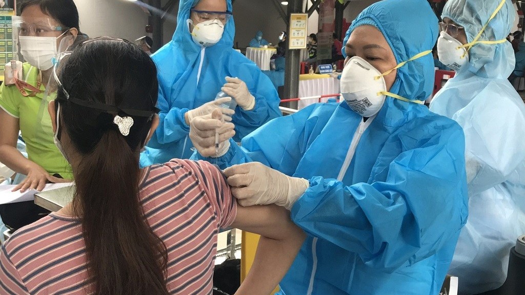 Covid-19 tối 1/3: Cả nước lần đầu ghi nhận số ca nhiễm kỷ lục 98.762; Hà Nội 13.323 ca; Hà Giang bổ sung hơn 15.000 F0