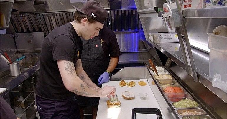 Brooklyn trong series nấu ăn Vợ chồng David Beckham tiết lộ bí quyết nuôi dạy con