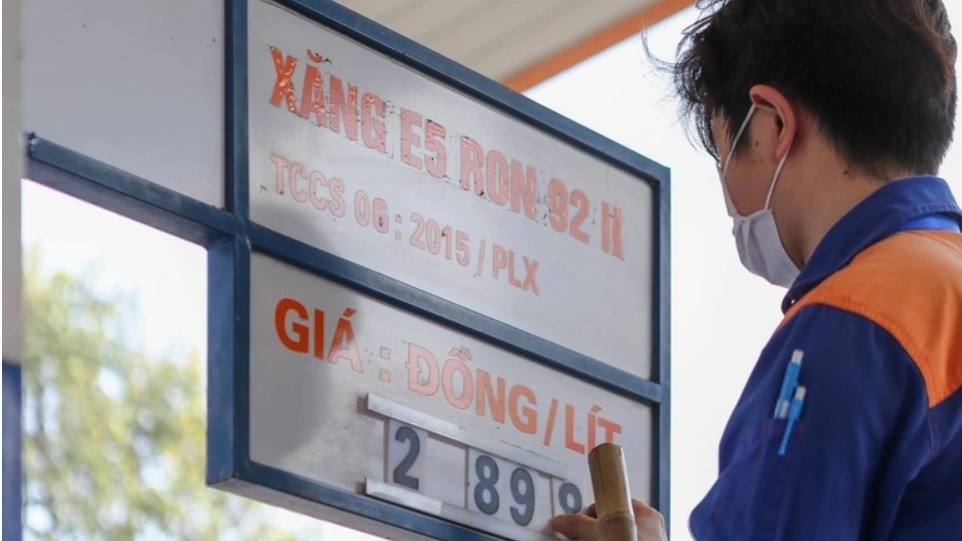 Trái với dự đoán, giá xăng không giảm mà lại tăng hơn 500 đồng/lít