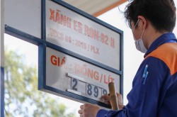 Trái với dự đoán, giá xăng không giảm mà lại tăng hơn 500 đồng/lít