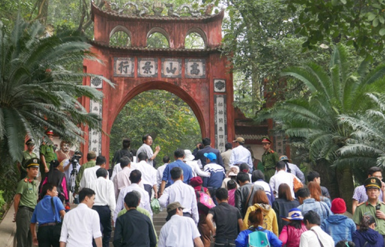 Du khách về dâng hương Giỗ tổ trong tiết trời nắng nhẹ