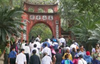 Du khách về dâng hương Giỗ tổ trong tiết trời nắng nhẹ