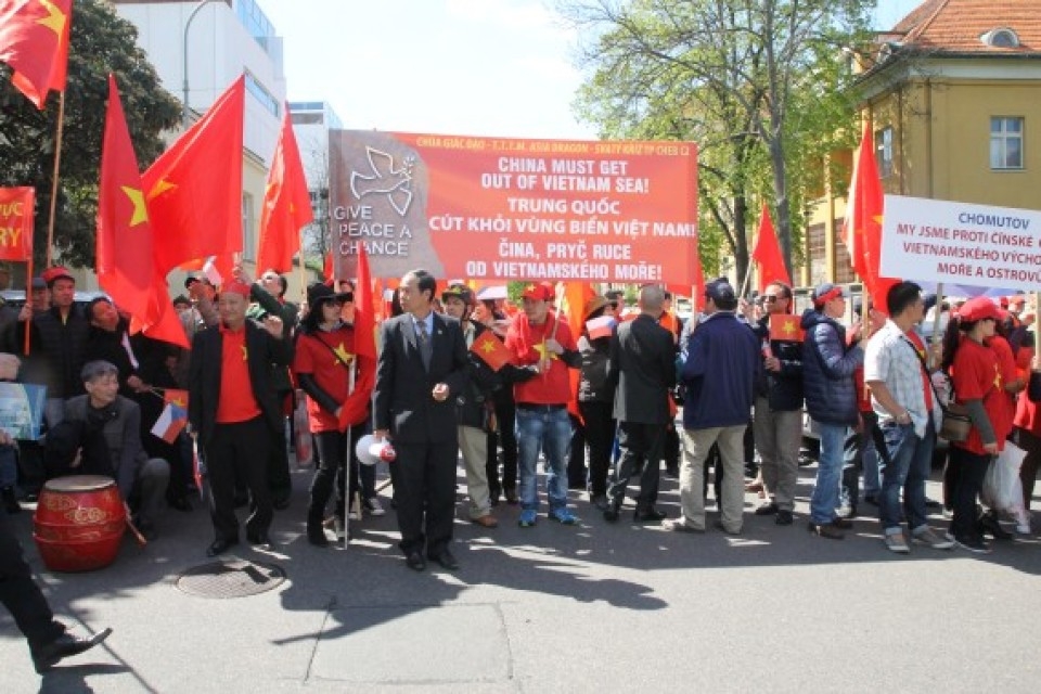 nguoi viet tai chau au tran tro ve lop ke can va bao ton van hoa