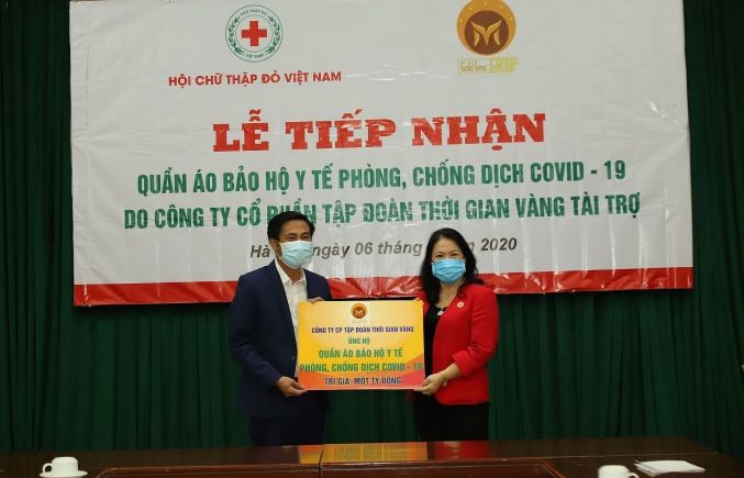 Tiếp nhận hơn 5.000 bộ quần áo bảo hộ y tế hỗ trợ lực lượng tuyến đầu chống dịch Covid-19