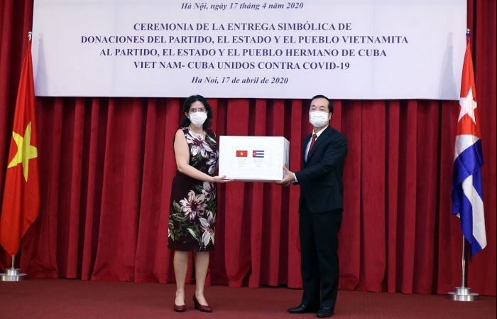 Trao thư của Tổng Bí thư, Chủ tịch nước cùng quà tặng Cuba phòng dịch Covid-19