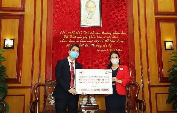 Trao tặng trang thiết bị y tế cho 10 bệnh viện tuyến đầu chống dịch Covid-19