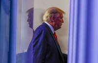 dong nguoi di tan tranh covid 19 lam qua tai cac vung que my