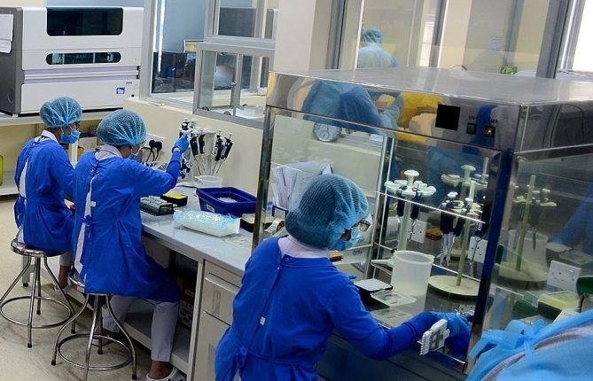 Phi công người Anh dương tính trở lại với Covid-19, tiên lượng xấu