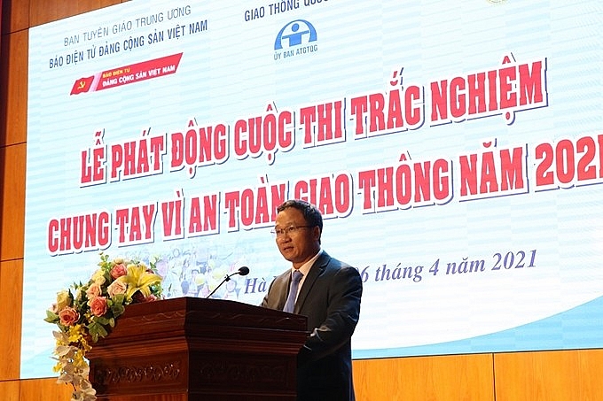Ông Khuất Việt Hùng