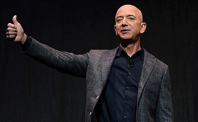tỷ phú Jeff bezos – người sáng lập và là Giám đốc điều hành của tập đoàn thương mại điện tử hàng đầu thế giới Amazon tỷ phú Jeff bezos – người sáng lập và là Giám đốc điều hành của tập đoàn thương mại điện tử hàng đầu thế giới Amazon