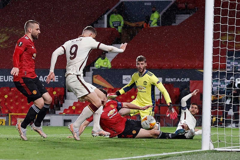 MU vùi dập Roma: Vũ điệu Cavani