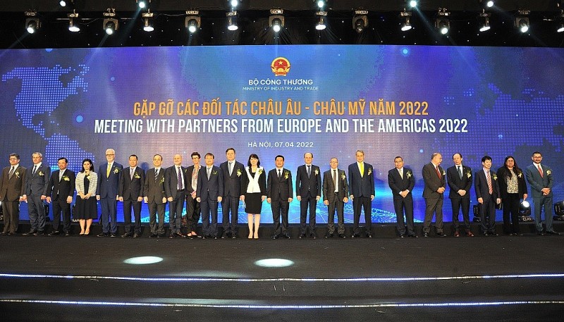 Siết chặt quan hệ kinh tế thương mại với các đối tác châu Âu – châu Mỹ Siết chặt quan hệ kinh tế thương mại với các đối tác châu Âu – châu Mỹ