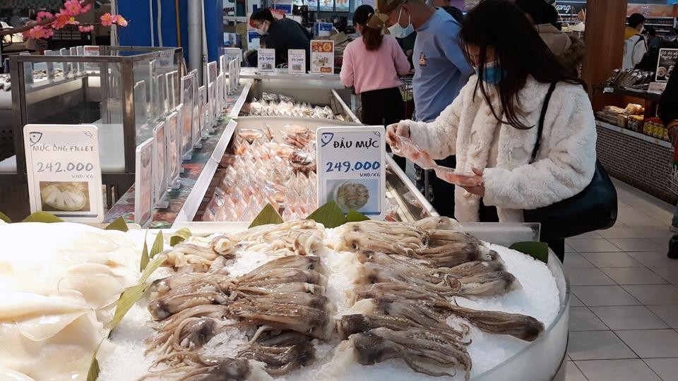 Gập ghềnh đường ra cho hàng Việt