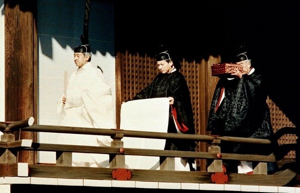 Ba báu vật được trao tại lễ lên ngôi Nhật hoàng là gì?