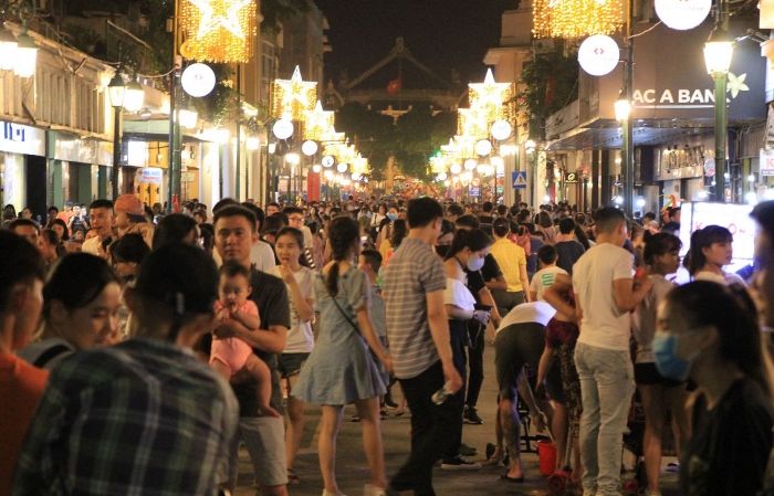 Sau 3 tháng nghỉ dịch Covid-19, phố đi bộ Hồ Gươm lại 'đông nghịt'