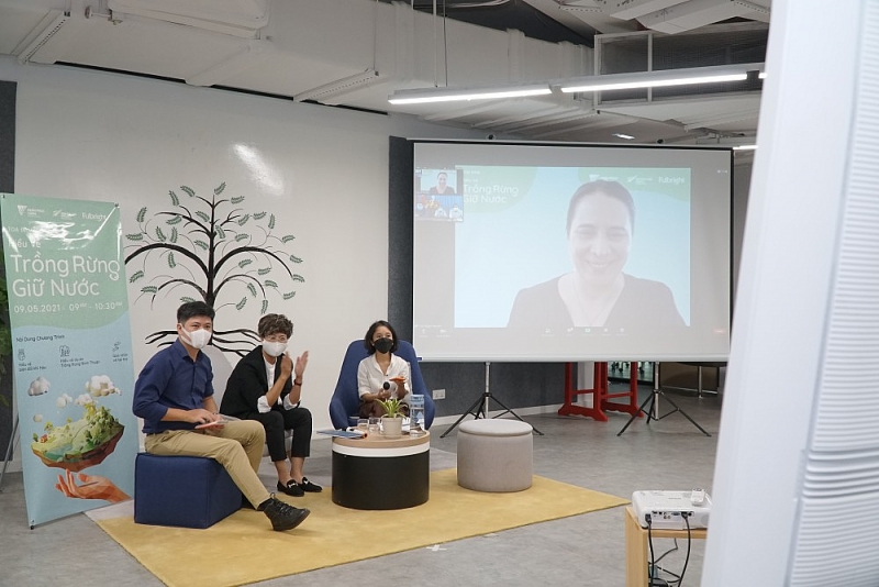 Lãnh đạo Sở Nông Nghiệp và phát triển nông thôn tỉnh Ninh Thuận chia sẻ trực tuyến về tình hình biến đổi khí hậu tại Ninh Thuận và các giải pháp trồng rừng giữ nước tại tỉnh. (Nguồn: ĐSQ New Zealand tại Việt Nam)