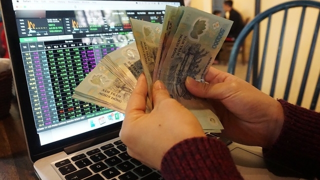 Ầm ầm đổ tiền vào chứng khoán, nhà đầu tư ôm hận vì cắt lỗ đúng đáy