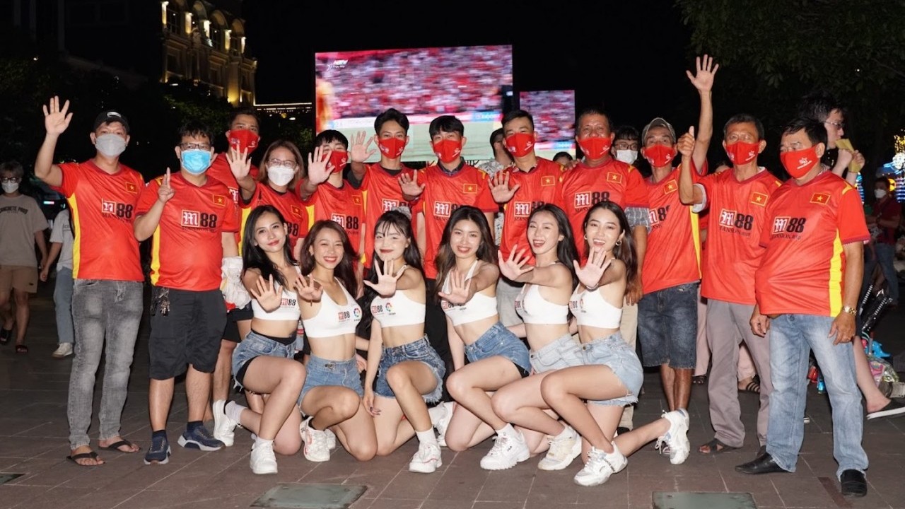 Hàng nghìn CĐV đổ về phố đi bộ tiếp sức cho U23 Việt nam