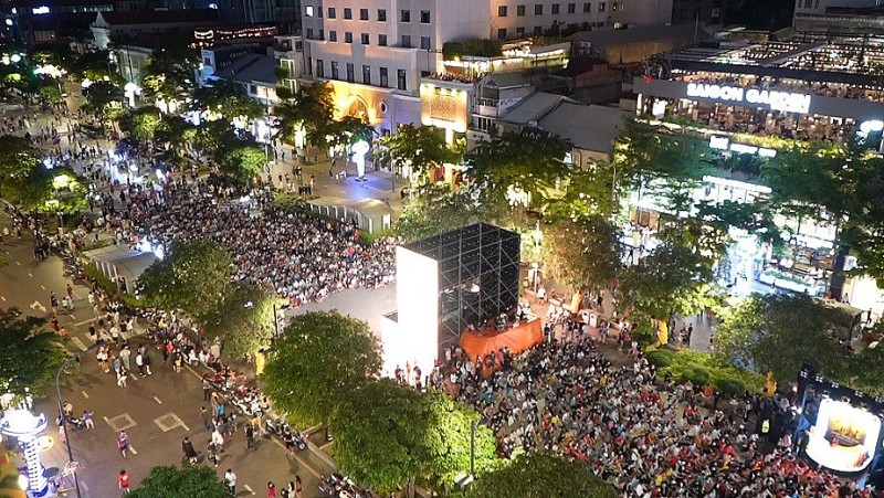 Hàng nghìn CĐV đổ về phố đi bộ tiếp sức cho U23 Việt nam Hàng nghìn CĐV đổ về phố đi bộ tiếp sức cho U23 Việt nam