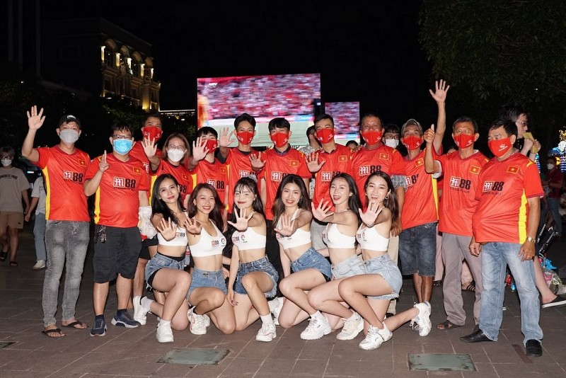 Hàng nghìn CĐV đổ về phố đi bộ tiếp sức cho U23 Việt nam Hàng nghìn CĐV đổ về phố đi bộ tiếp sức cho U23 Việt nam