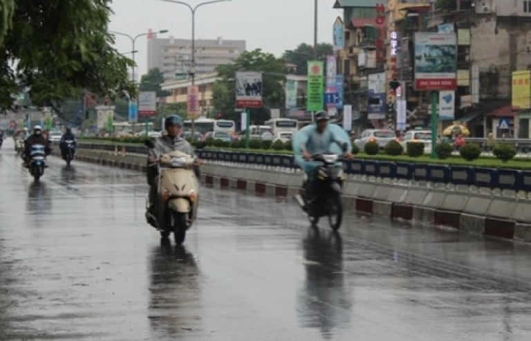 Bắc Bộ giảm mưa, miền Trung có nắng nóng, Nam Bộ đề phòng tố, lốc