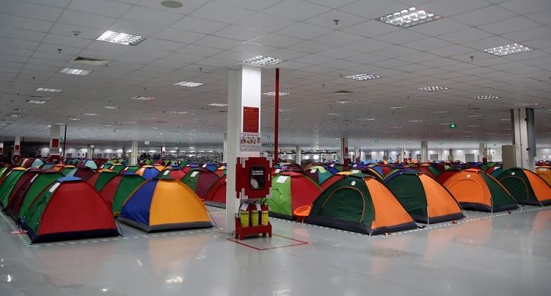 Côngty Goertek chuẩn bị chỗ nghỉ cho công nhân ở lại nhà máy để duy trì sản xuất. (Nguồn: VOV) Côngty Goertek chuẩn bị chỗ nghỉ cho công nhân ở lại nhà máy để duy trì sản xuất. (Nguồn: VOV)