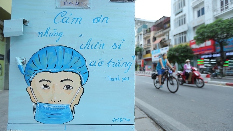 'Thổi hồn' vào bốt điện bằng những hình ảnh trang trí phòng chống Covid-19