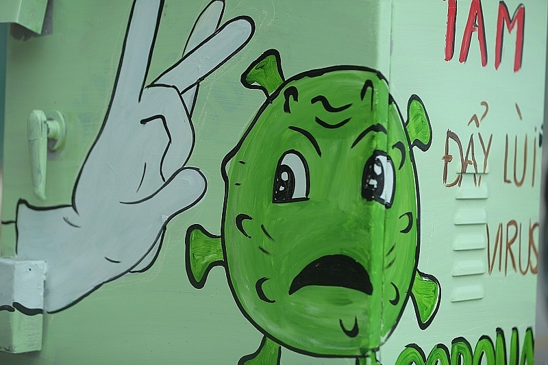 'Thổi hồn' vào bốt điện bằng những hình ảnh trang trí phòng chống Covid-19