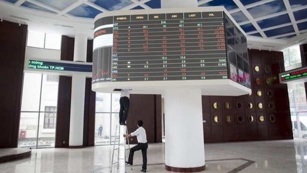 Sàn HSX 'sập nguồn', nhà đầu tư còn phải 'sống chung với lũ' bao lâu?