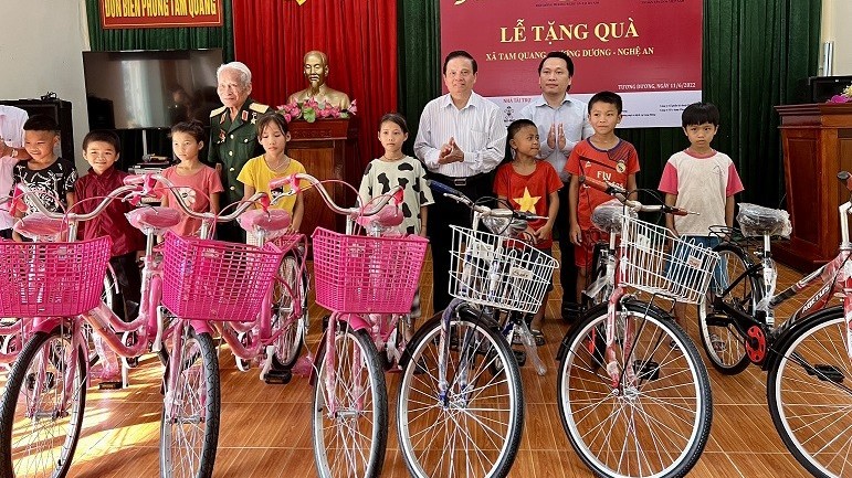 Trao quà cho người nghèo và trẻ em có hoàn cảnh khó khăn tại Nghệ An