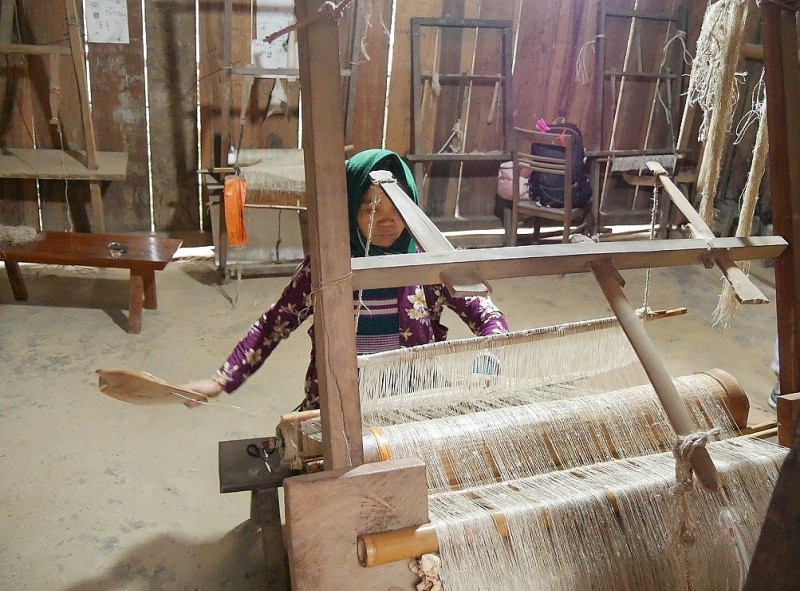 Làng dệt lanh Lùng Tám: Rộn ràng, lách cách tiếng thoi đưa