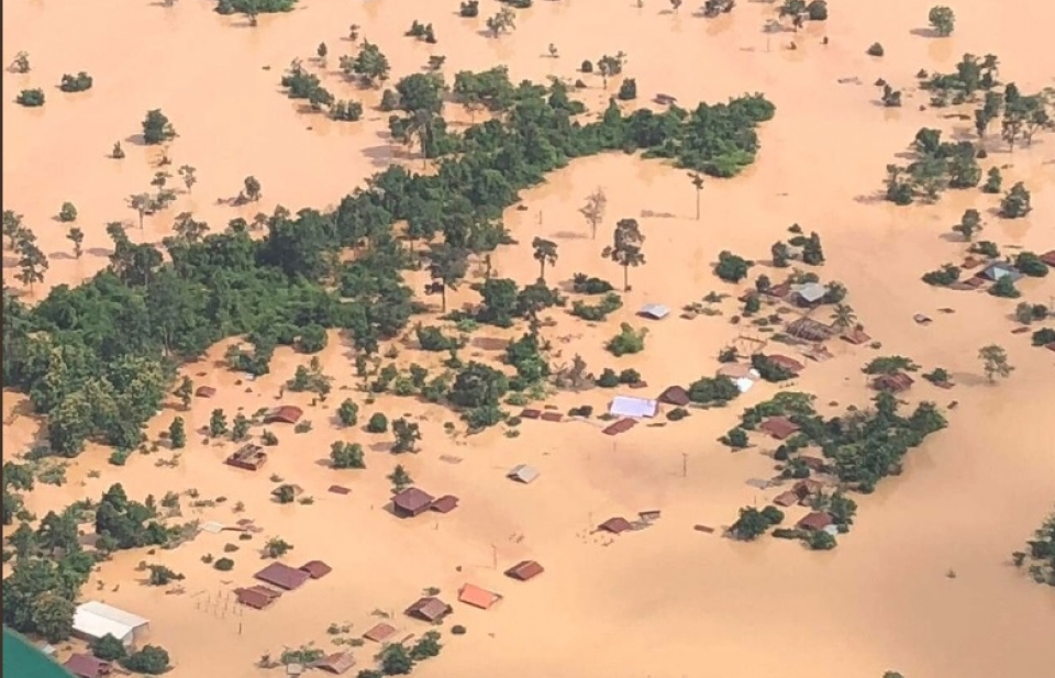 Thăm, tặng quà cho các gia đình người Việt bị thiệt hại tại 4 tỉnh Nam Lào