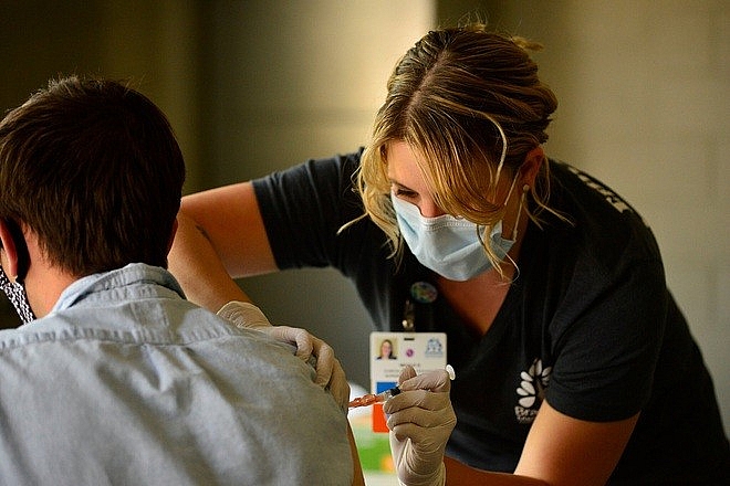 Một nữ y tá ở Brattleboro, Vermont tiêm chủng Covid-19 cho người dân (Ảnh: AP).