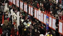 Trung Quốc nỗ lực giảm gánh nặng về hộ khẩu, thu hút nhân tài về địa phương