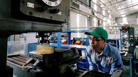 Sản xuất công nghiệp chuyển sắc