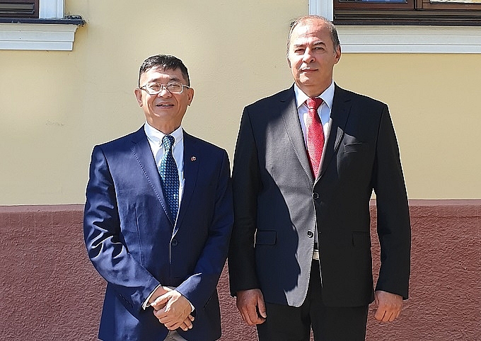 Đại sứ Nguyễn Tuấn làm việc với Thị trưởng thị trấn Pavol Dobosy, Slovakia