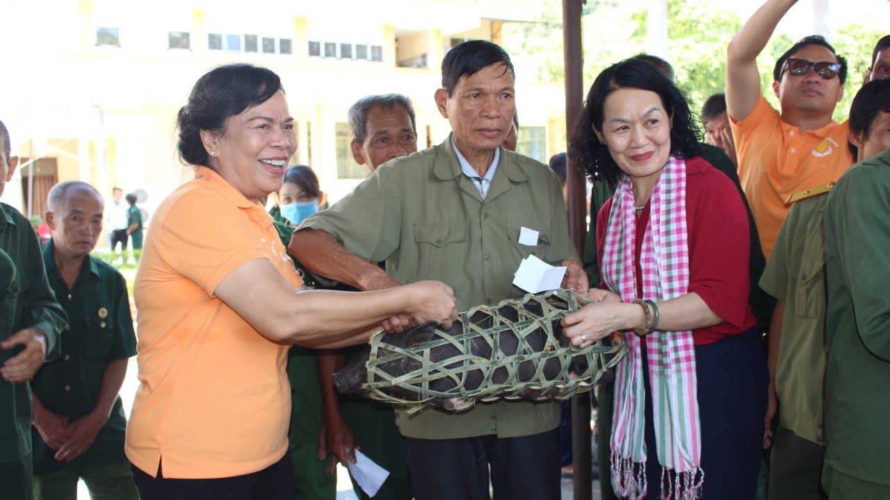 Tặng quà, tri ân người có công với cách mạng tại Hà Giang