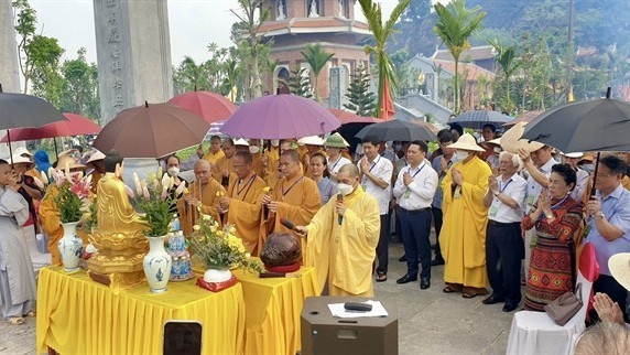 Rót đồng đúc kim thân tôn tượng Đức Phật Di lặc tại chùa Hổ Sơn, đền Huyền Trân công chúa