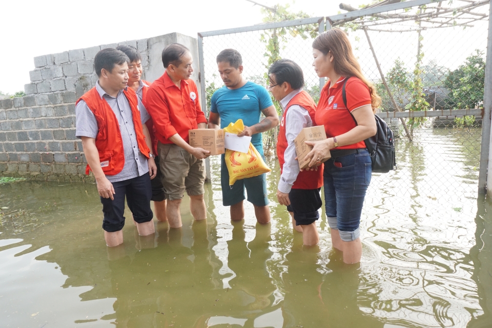 Hội Chữ thập đỏ cứu trợ người dân bị lụt huyện Chương Mỹ hoi chu thap do cuu tro nguoi dan bi lut huyen chuong my