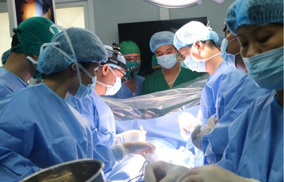 Lần đầu tiên phẫu thuật lồng ngực sử dụng máy tim phổi nhân tạo