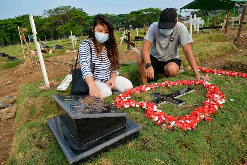 Indonesia: Ám ảnh cảnh cha mẹ mất con vì Covid-19 Indonesia: Ám ảnh cảnh cha mẹ mất con vì Covid-19