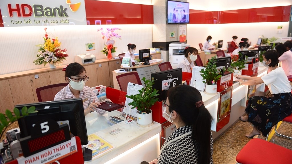 Huy động vốn rẻ, ngân hàng đua nhau miễn phí dịch vụ