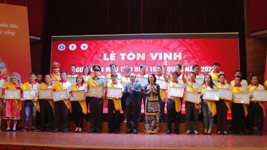 Tôn vinh 100 người hiến máu tiêu biểu toàn quốc năm 2022