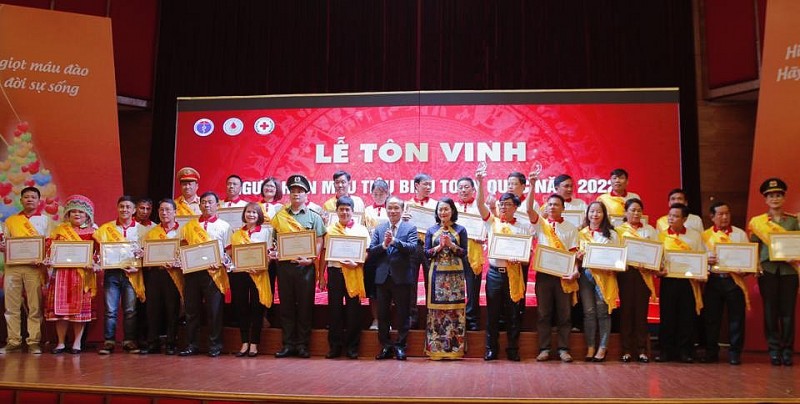 Tôn vinh 100 người hiến máu tiêu biểu toàn quốc năm 2022