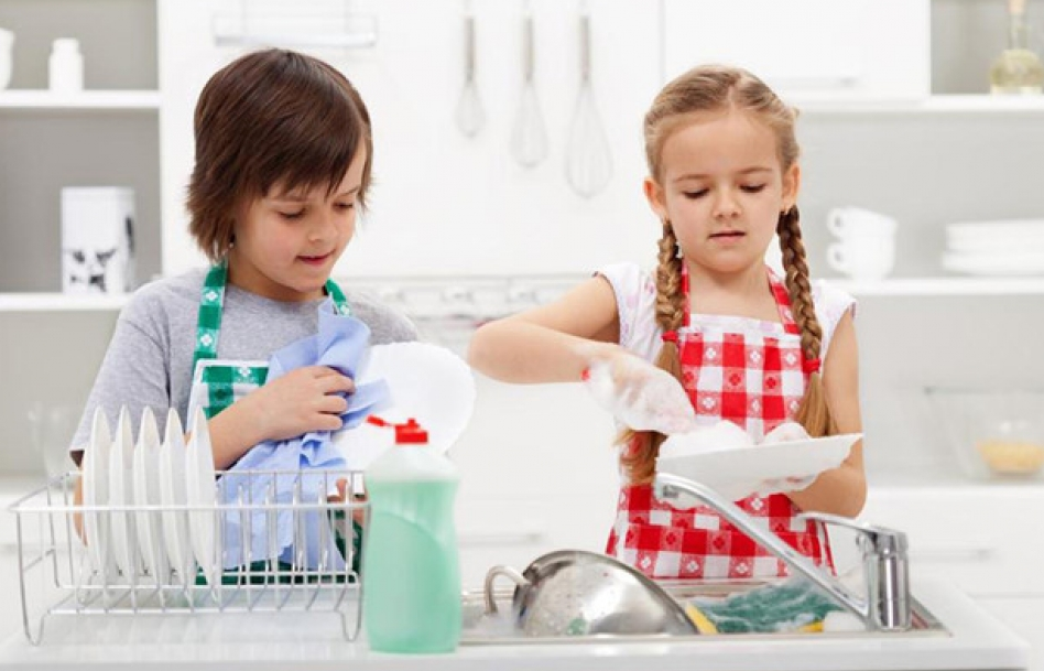 Cha mẹ bắt con làm việc nhà quá sức có thể bị phạt tới 5 triệu đồng