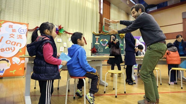 Giảm giờ dạy và học ngoại ngữ, phụ huynh Trung Quốc như 'ngồi trên đống lửa'